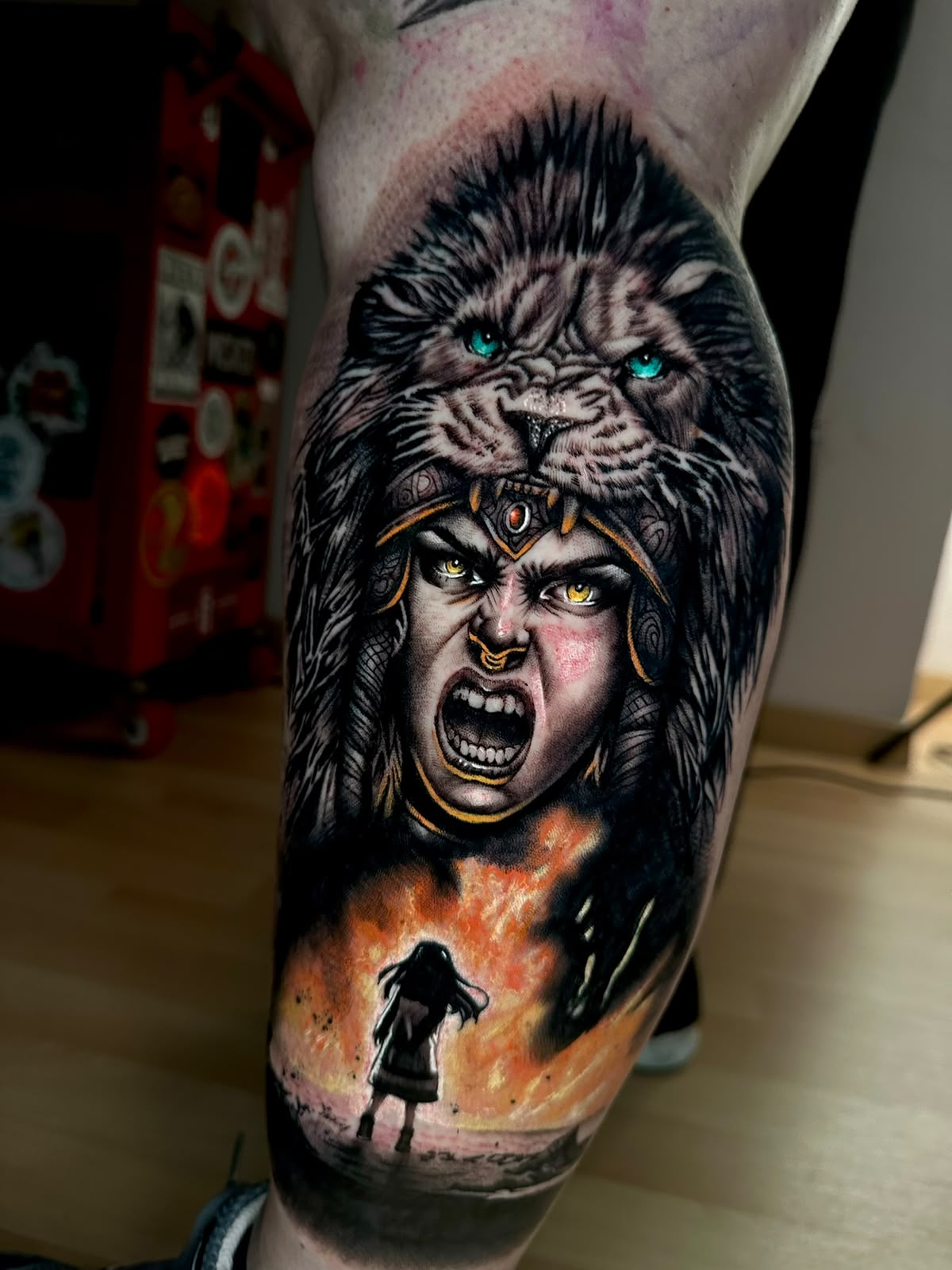 Guerrera con piel de león y fuego - realismo a color