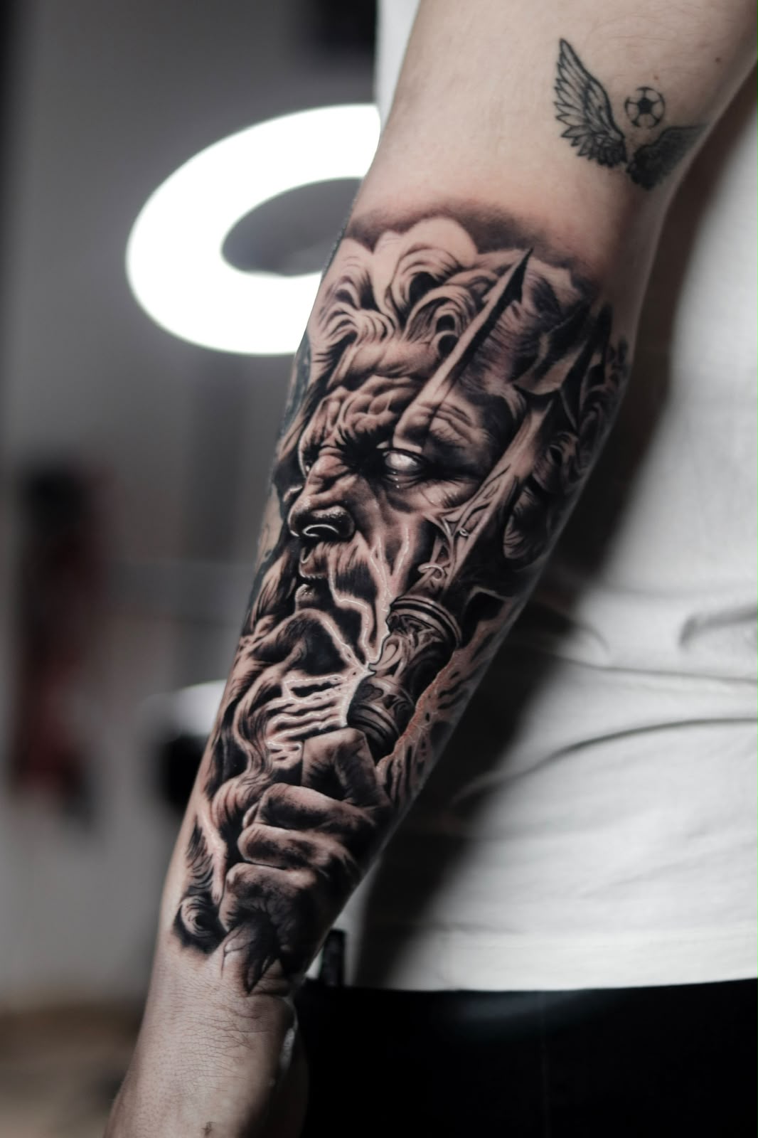Zeus con rayo - realismo blanco y negro