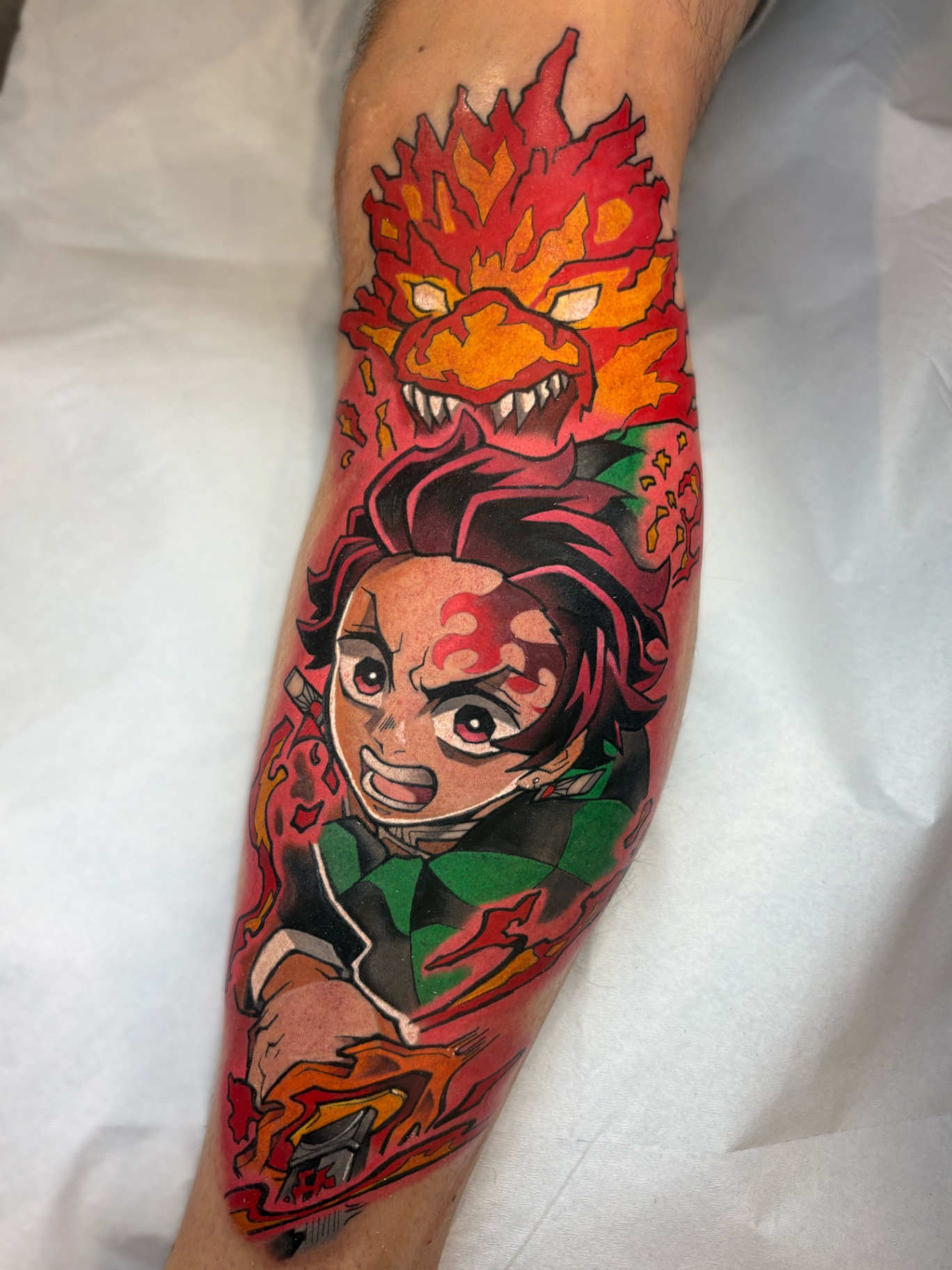 Tanjiro con dragón de fuego - Demon Slayer